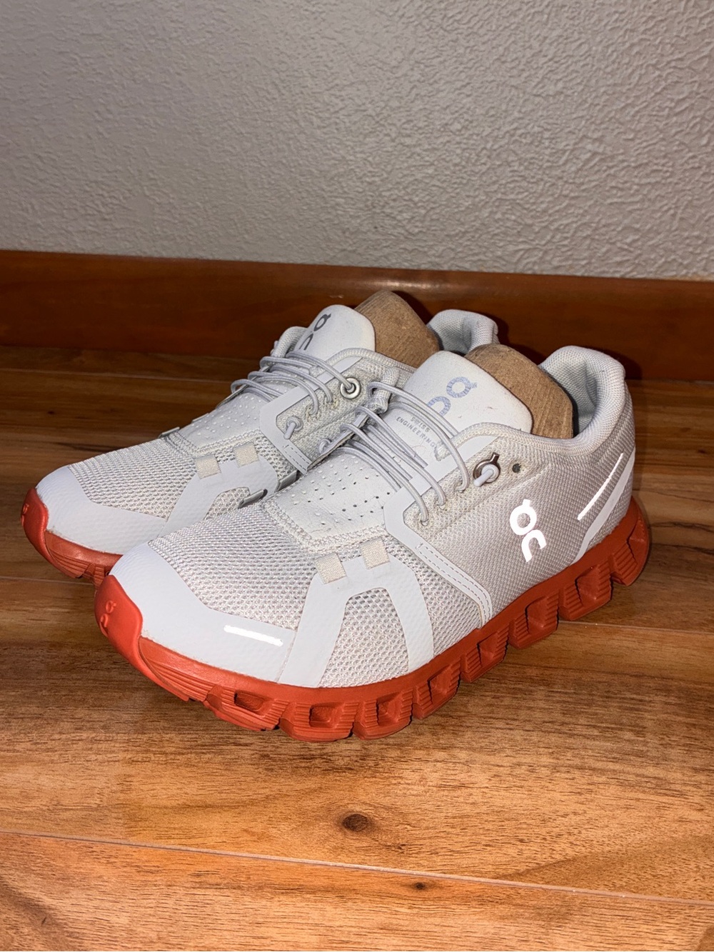 On Cloud 5 Women’s Athletic Running Sneaker Shoes, white/coral Canyon- size 5